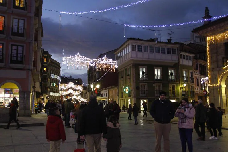 Avilés enciende la iluminación navideña con una gran bola luminosa en El Parche como principal novedad.