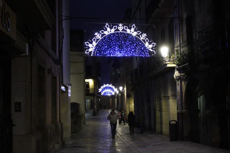 Avilés enciende la iluminación navideña con una gran bola luminosa en El Parche como principal novedad.