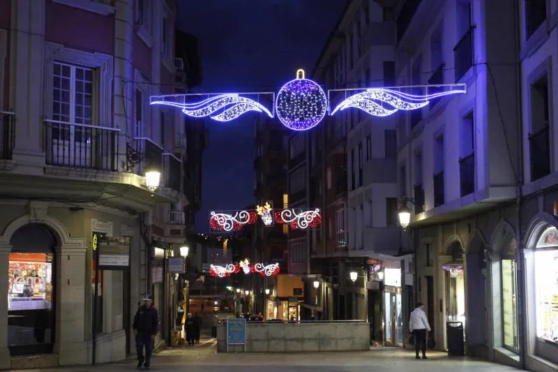 Avilés enciende la iluminación navideña con una gran bola luminosa en El Parche como principal novedad.