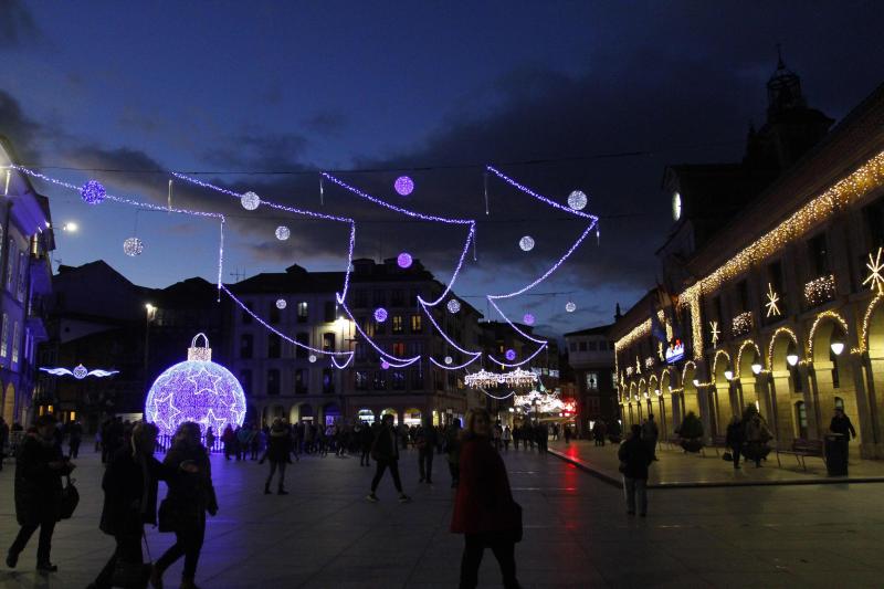 Avilés enciende la iluminación navideña con una gran bola luminosa en El Parche como principal novedad.