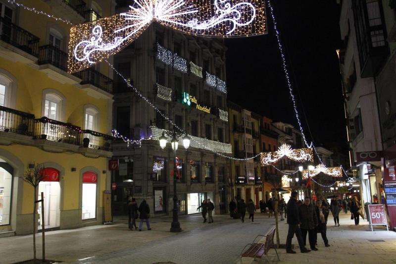 Avilés enciende la iluminación navideña con una gran bola luminosa en El Parche como principal novedad.