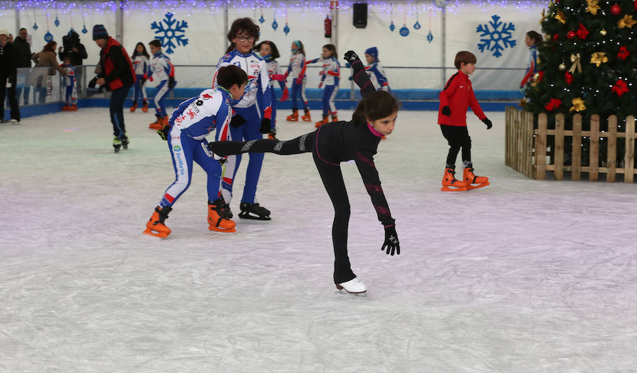 La puesta en marcha de la pista de hielo y el mercadillo del Paseo de Begoña dan inicio al programa navideño de la ciudad