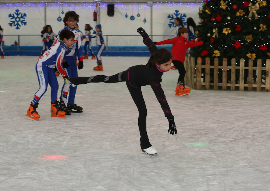 La puesta en marcha de la pista de hielo y el mercadillo del Paseo de Begoña dan inicio al programa navideño de la ciudad