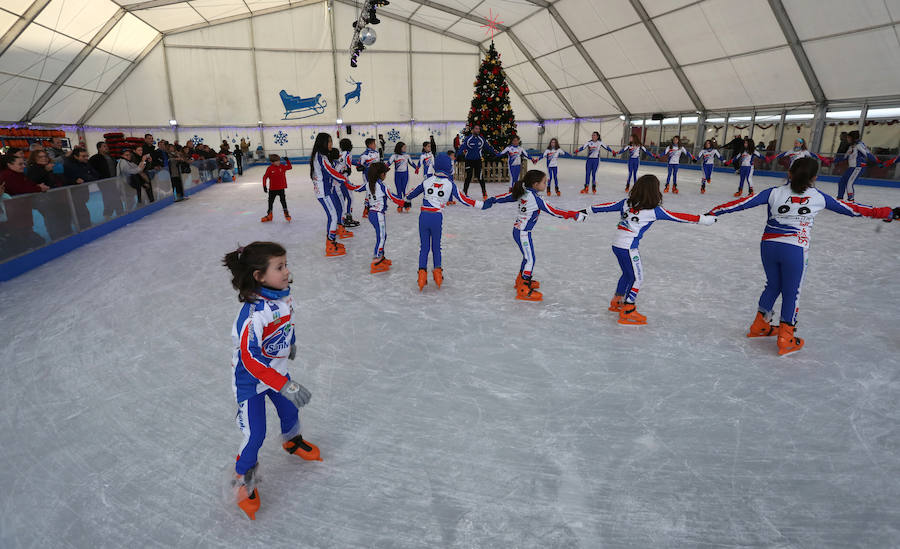 La puesta en marcha de la pista de hielo y el mercadillo del Paseo de Begoña dan inicio al programa navideño de la ciudad