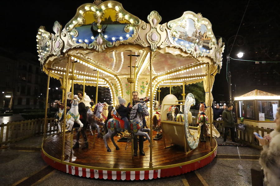 La pista de hielo, la exposición de Titanic y el carrusel intalado en el Paseo de Begoña atrae a los gijoneses a salir a pesar del frío