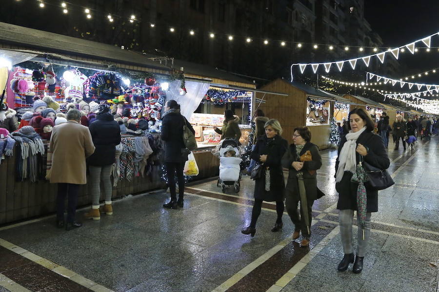 La pista de hielo, la exposición de Titanic y el carrusel intalado en el Paseo de Begoña atrae a los gijoneses a salir a pesar del frío