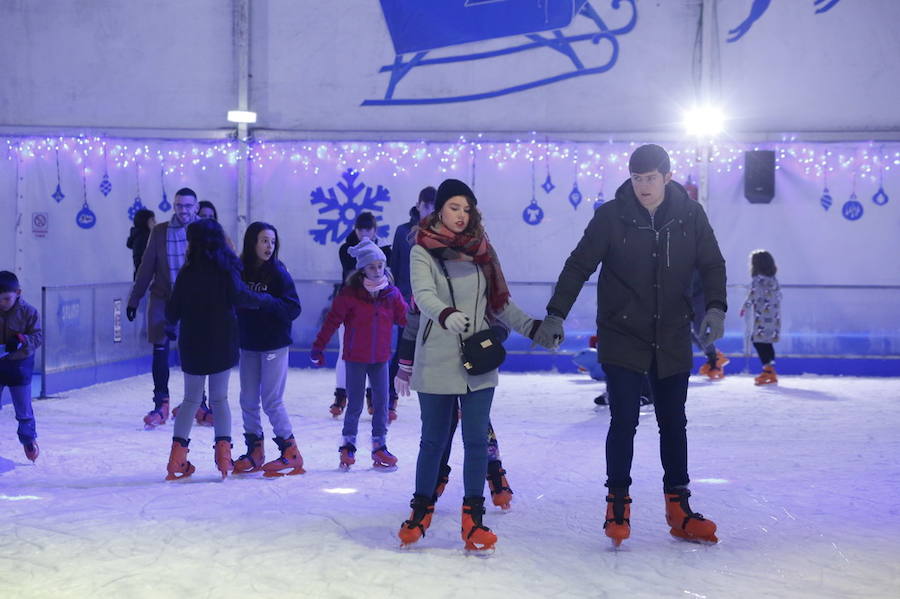 La pista de hielo, la exposición de Titanic y el carrusel intalado en el Paseo de Begoña atrae a los gijoneses a salir a pesar del frío