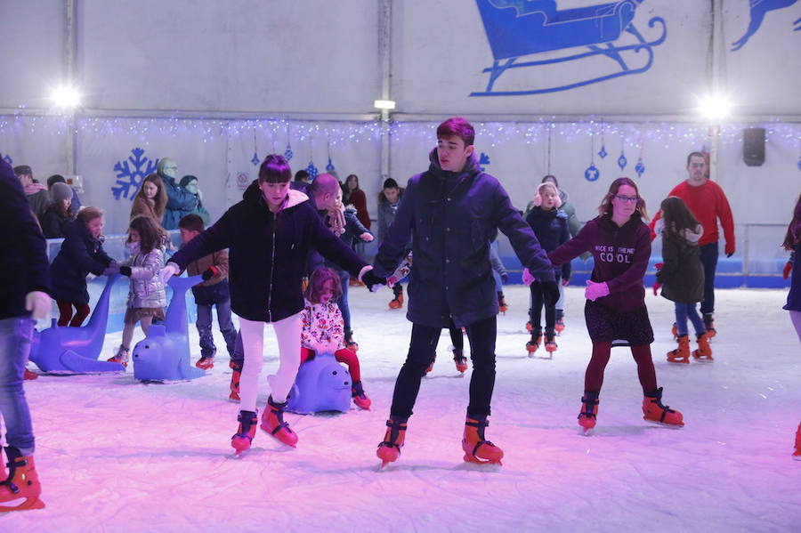 La pista de hielo, la exposición de Titanic y el carrusel intalado en el Paseo de Begoña atrae a los gijoneses a salir a pesar del frío