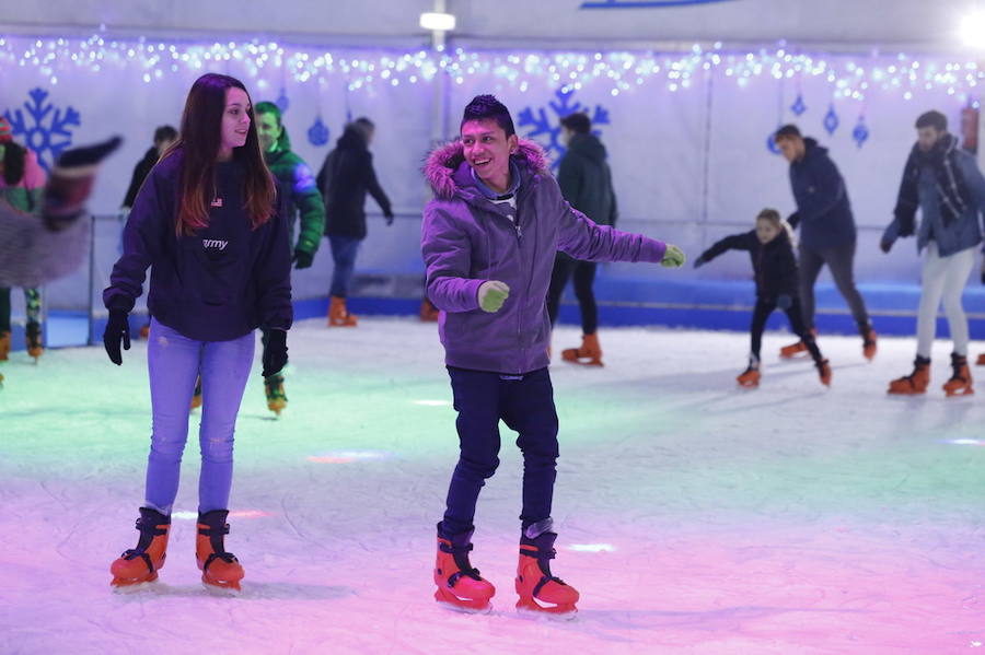 La pista de hielo, la exposición de Titanic y el carrusel intalado en el Paseo de Begoña atrae a los gijoneses a salir a pesar del frío