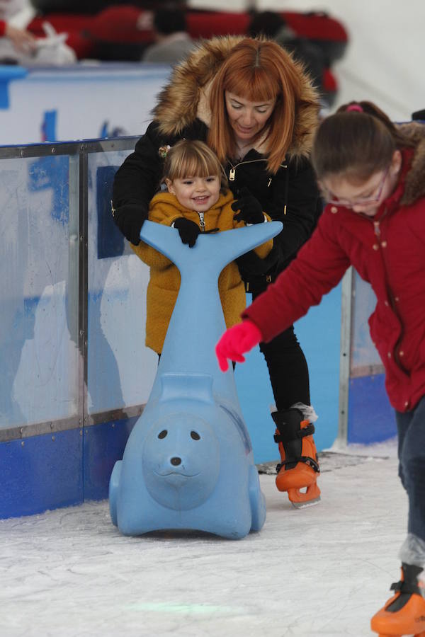 La pista de hielo, la exposición de Titanic y el carrusel intalado en el Paseo de Begoña atrae a los gijoneses a salir a pesar del frío