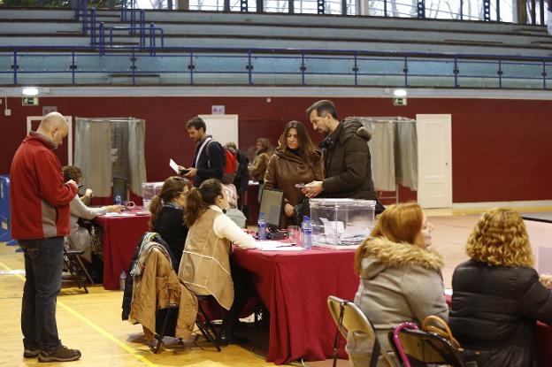 Varios socios del grupo, votando durante la asamblea. 