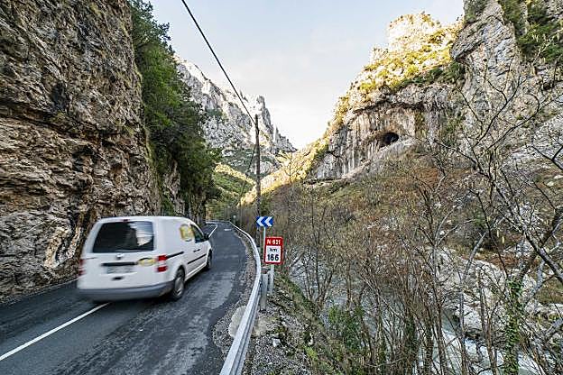 Carretera del Desfiladero en el tramo peñamellero. 