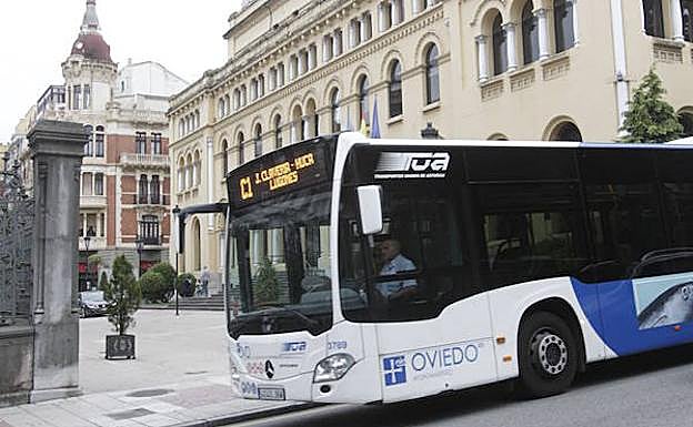 Un coche de TUA circula por la calle Marqués de Santa Cruz.