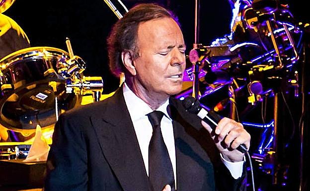 La música de Julio Iglesias hace aumentar la producción de las gallinas