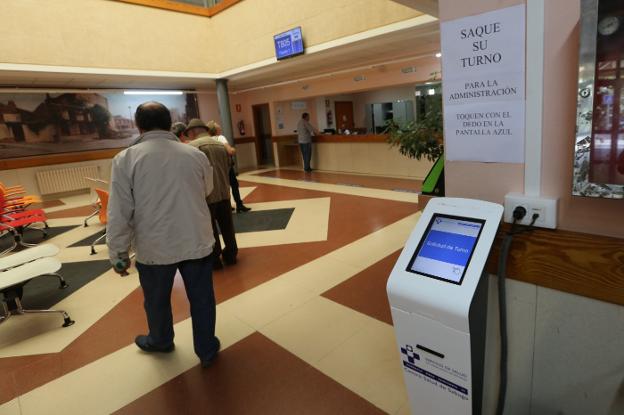 Vestíbulo principal de la planta baja en el el Centro de Salud de Sabugo. 