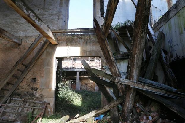 Estado del interior del Palacio de la Torre de Celles, en el que se aprecia su deterioro. 