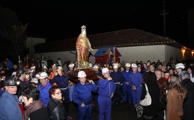 Una procesión nocturna en homenaje a Santa Bárbara. 