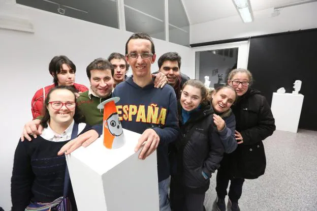 Los jóvenes artistas de la Fundación Vinjoy junto a una de las piezas de la exposición inaugurada ayer en la Factoría Cultural. 