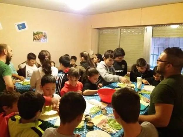 Niños participantes en el taller de cocina. 
