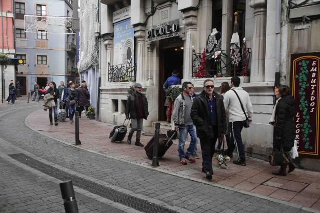 Turistas se dirigen a sus hoteles por las calles de Llanes durante el primer día del puente de la Constitución de años anteriores. 