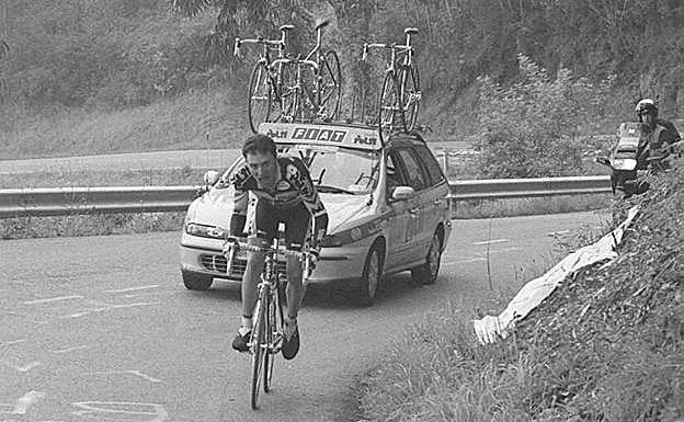 El ciclista gijonés, en plena ascensión a la cima del Naranco, en la Vuelta a Asturias de 2000. 