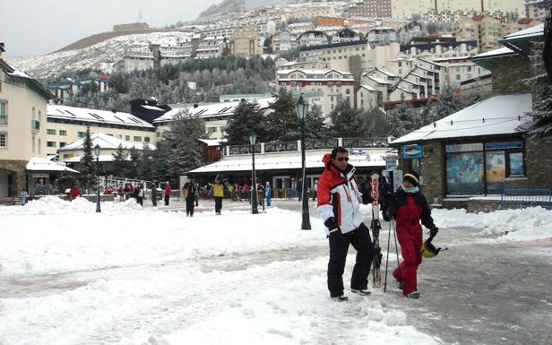 Esquiadores en la estación de Sierra Nevada. 