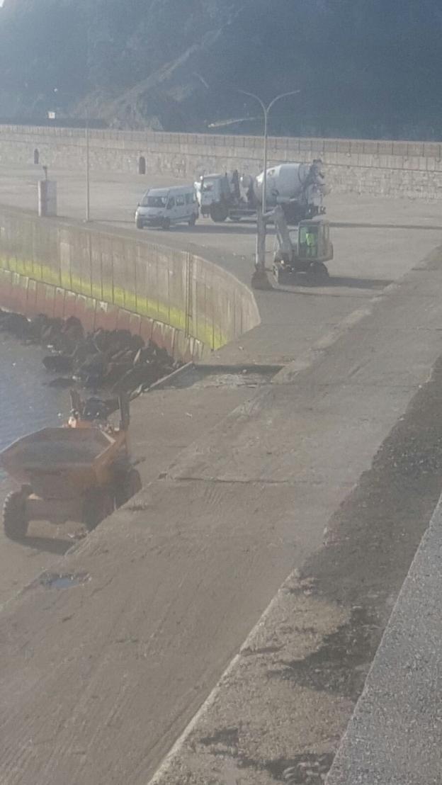 Maquinaria trabajando en el puerto de San Esteban. 