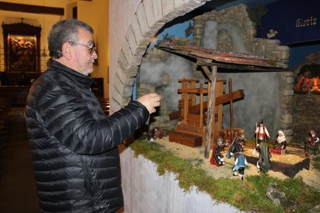 Un hombre fotografía el llagar de viga de las Clarisas. 