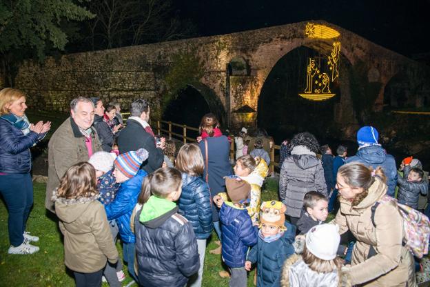 Los niños pulsaron el botón de encendido en Cangas. 