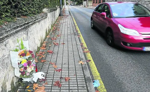Ramo de flores en el lugar en que se produjo el atropello en la avenida de Dionisio Cifuentes. 