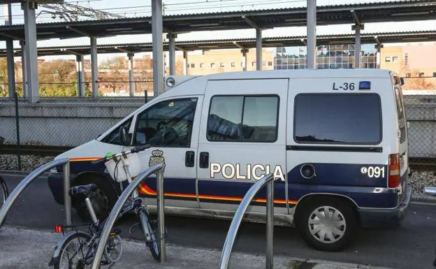 El vehículo policial que trasladó a Álvaro Ablanedo al Palacio de Justicia.
