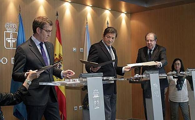 El presidente gallego, Alberto Núñez Feijóo, y el asturiano, Javier Fernández, escuchan el discurso de su homólogo de Castilla y León, Juan Vicente Herrera. 
