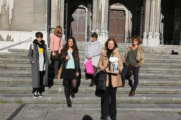 Lara Palacios, Toñina de Manuel, Noelia Castro, Rosana Menéndez, Covadonga Gutiérrez y Beatriz Solís, con algunas de sus creaciones ante la Iglesia de Sabugo. 