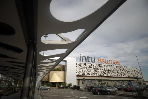 El aparcamiento sur del complejo comercial de Intu Asturias, en Siero, ayer. 