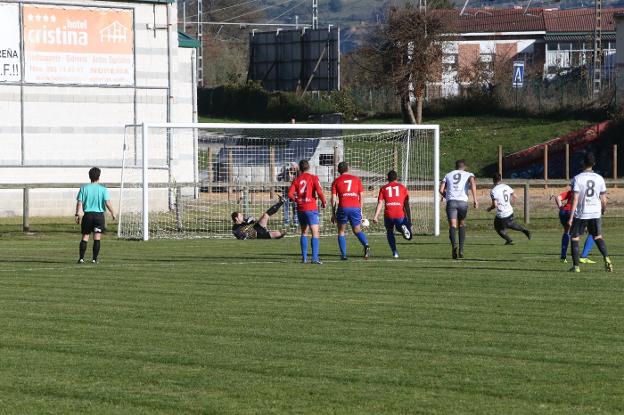 El cearista Josín Remuñán, con el '6', anota de penalti el gol que inauguró el marcador. 