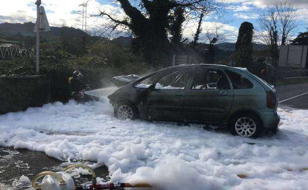 Rescatan a un conductor justo antes de que explotara su coche en Villaviciosa