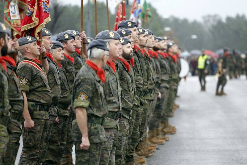 El acuartelamiento de Cabo Noval celebra una parada militar con motivo de la Festividad de la Inmaculada, acto que estará presidido por el general de división Francisco Rosaleny. 