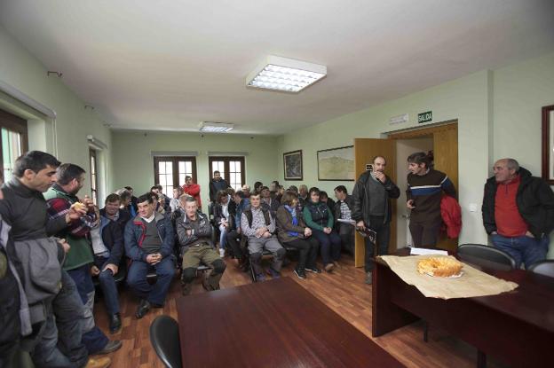 Parte del medio centenar de ganaderos que ayer permanecieron encerrados durante casi dos horas en el Ayuntamiento de Amieva. 