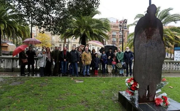 Hijos y nietos de Francisco Carantoña posan ante 'Evocación' junto a amigos y periodistas de EL COMERCIO en activo y jubilados. 