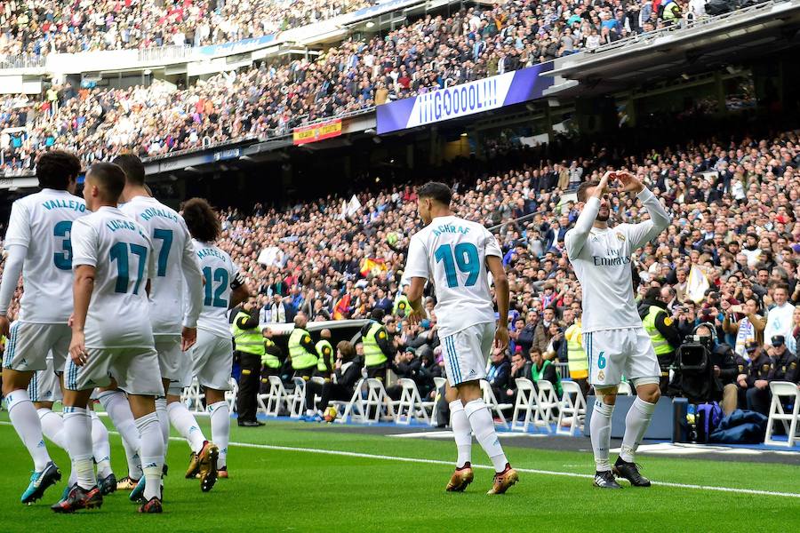 El Real Madrid golea al Sevilla por 5-0 en la primera parte del duelo correspondiente a la jornada 15. Nacho abrió la lata y Cristiano marcó un doblete. Kroos se sumó a la fiesta con un derechazo y Achraf anotó tras una carrera por banda derecha.