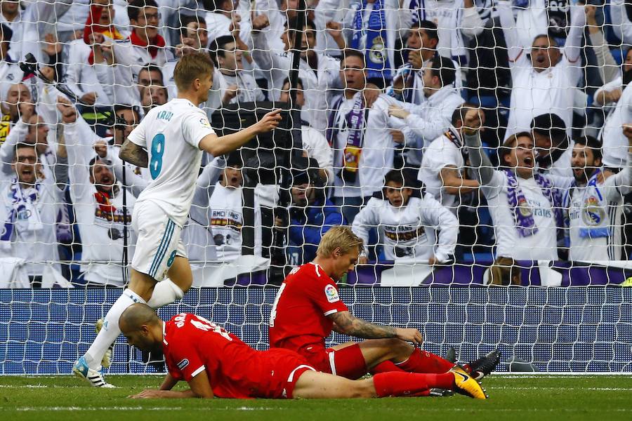 El Real Madrid golea al Sevilla por 5-0 en la primera parte del duelo correspondiente a la jornada 15. Nacho abrió la lata y Cristiano marcó un doblete. Kroos se sumó a la fiesta con un derechazo y Achraf anotó tras una carrera por banda derecha.