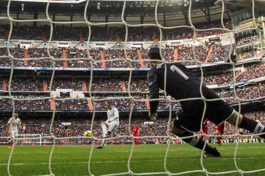 El Real Madrid golea al Sevilla por 5-0 en la primera parte del duelo correspondiente a la jornada 15. Nacho abrió la lata y Cristiano marcó un doblete. Kroos se sumó a la fiesta con un derechazo y Achraf anotó tras una carrera por banda derecha.