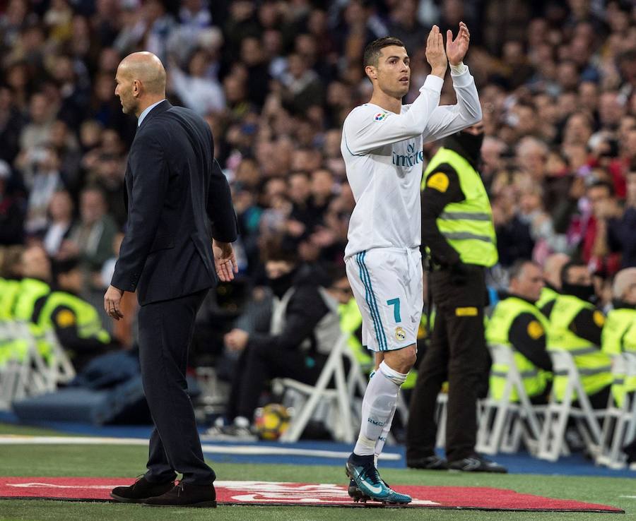 El Real Madrid golea al Sevilla por 5-0 en la primera parte del duelo correspondiente a la jornada 15. Nacho abrió la lata y Cristiano marcó un doblete. Kroos se sumó a la fiesta con un derechazo y Achraf anotó tras una carrera por banda derecha.