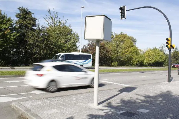 Un coche pasa junto al radar instalado en la avenida de Justo del Castillo y Quintana. 