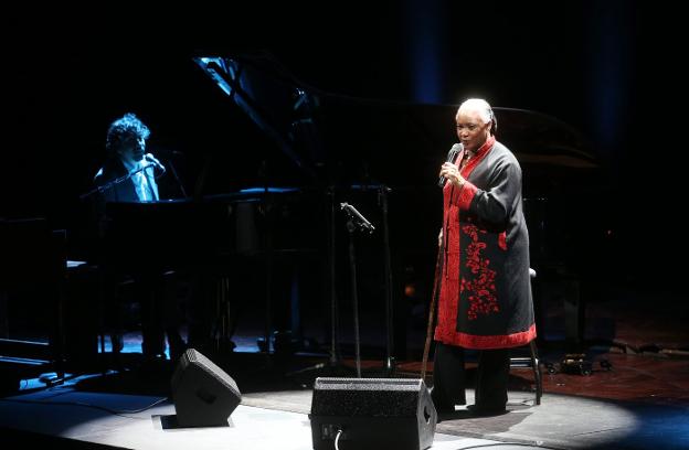 La soprano Barbara Hendricks entusiasmó al público con su música de raíz. 