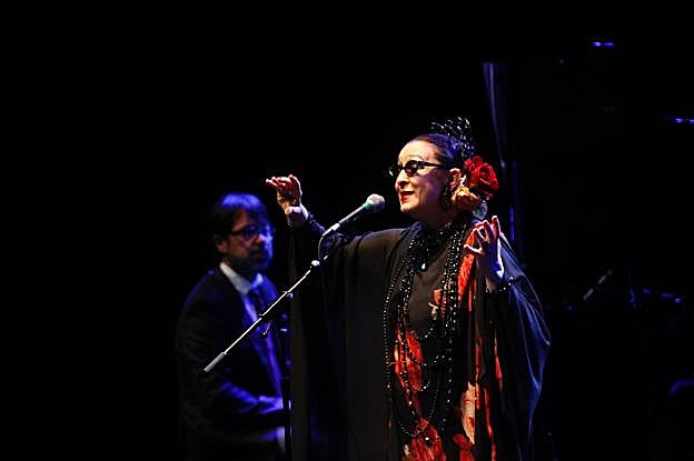 Martirio, en plena actuación. A su concierto asistieron unas 500 personas, entre ellas el actorJavier Gutiérrez con su novia, Adriana Paz. A ambos les dedicó Martirio 'Noche de bodas'. 