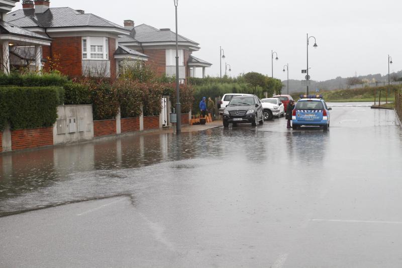 Las fuertes lluvias, primer efecto de la borrasca &#039;Ana&#039; en Asturias