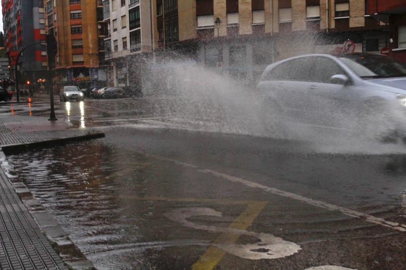 Las fuertes lluvias, primer efecto de la borrasca &#039;Ana&#039; en Asturias