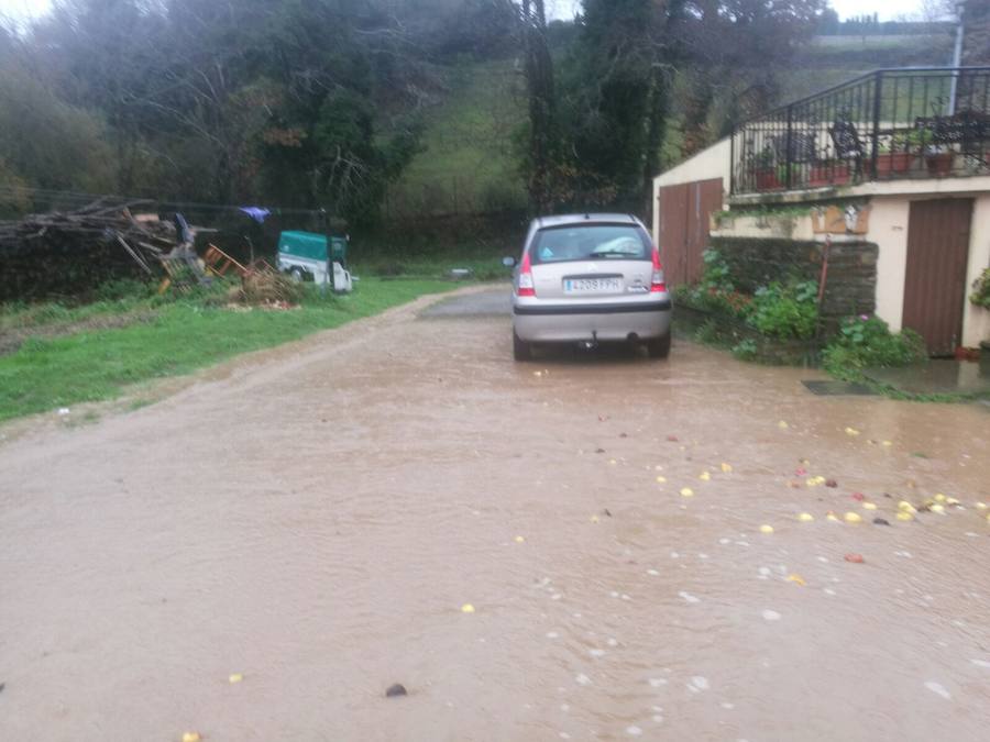 Las fuertes lluvias, primer efecto de la borrasca &#039;Ana&#039; en Asturias