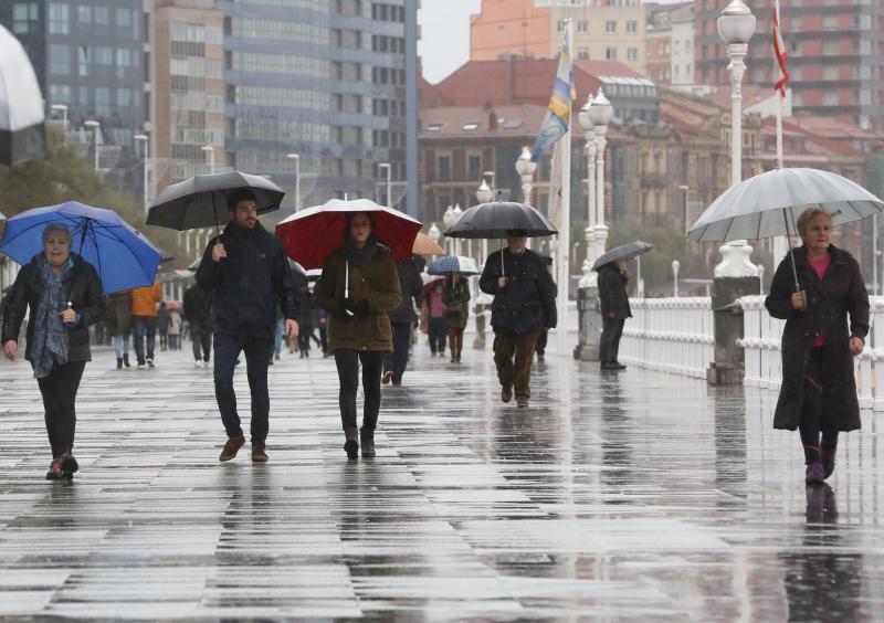 Las fuertes lluvias, primer efecto de la borrasca &#039;Ana&#039; en Asturias